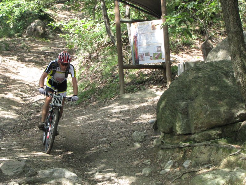 In mountain bike in località Roc, nella Riserva del Bosco del Vaj