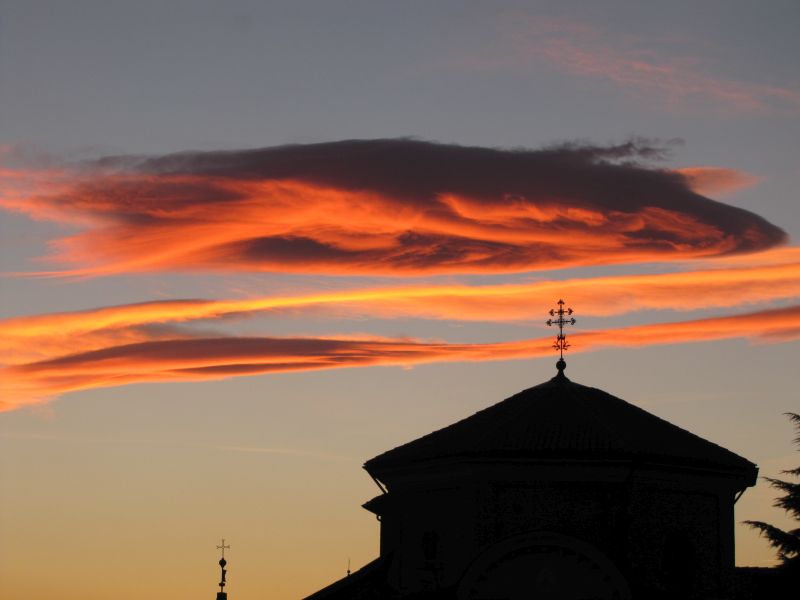 Cirri al tramonto sopra le chiese di Moncalieri