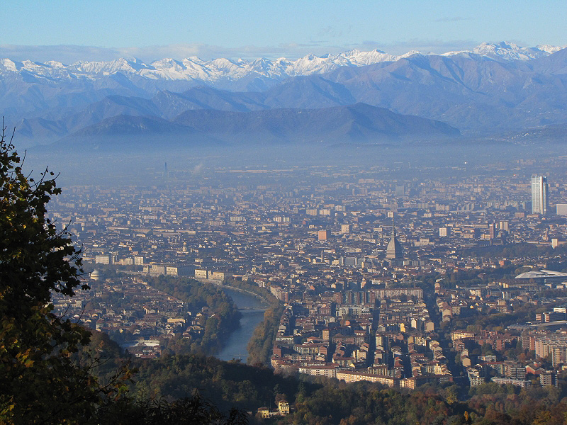 Vista da Superga su Torino, il Po, le Alpi Cozie e la Mole Antonelliana