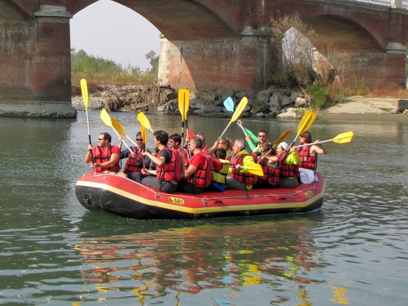 In rafting sotto il ponte di Verrua Savoia